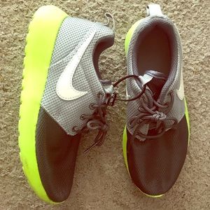 Nike Roshe size 2Y